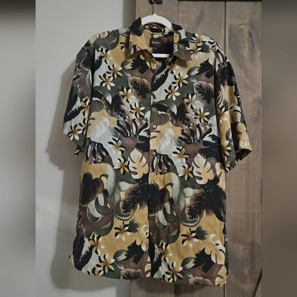 NEIMAN MARCUS Floral print 100% rayon camp button up shirt. Size Large - Picture 3 of 6